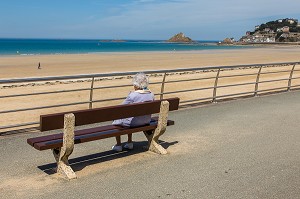 VIEILLE DAME REGARDANT LA MER, PLENEUF-VAL-ANDRE, (22) COTES-D’ARMOR, BRETAGNE, FRANCE 