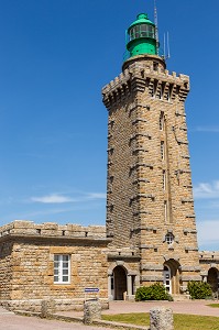 LE PHARE MARITIME DU CAP FREHEL A ETE CONSTRUIT DE 1946 A 1950 SUR LA POINTE DU CAP FREHEL, IL ECLAIRE ET SECURISE LE PASSAGE DE LA BAIE DE SAINT-BRIEUC VERS LA RADE SAINT-MALO, PLEVENON, (22) COTES-D’ARMOR, BRETAGNE, FRANCE 