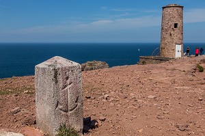 SITE D'EXCEPTION, LE CAP FREHEL ET SES FALAISES DE GRES ROSE ET DE SCHISTE, DOMINE LA MER A PLUS DE 70M DE HAUTEUR, PLEVENON, (22) COTES-D’ARMOR, BRETAGNE, FRANCE 