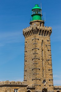 LE PHARE MARITIME DU CAP FREHEL A ETE CONSTRUIT DANS LES ANNEES 50 SUR LA POINTE DU CAP FREHEL, IL ECLAIRE ET SECURISE LE PASSAGE DE LA BAIE DE SAINT-BRIEUC VERS LA RADE SAINT-MALO, PLEVENON, (22) COTES-D’ARMOR, BRETAGNE, FRANCE 