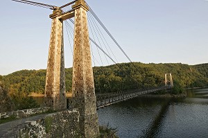 PONT SUSPENDU SUR LE LAC RETENU DU BARRAGE DE ROCHEBUT, CREUSE (23), FRANCE 