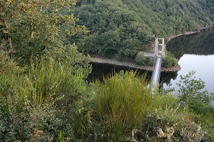 PONT SUSPENDU SUR LE LAC RETENU DU BARRAGE DE ROCHEBUT, CREUSE (23), FRANCE 