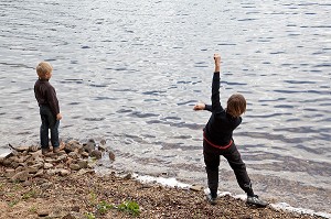 ENFANTS JOUANT DANS L'EAU, LAC DE XC, CREUSE (23), FRANCE 