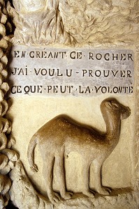 CITATION 'EN CEANT CE ROCHER, J'AI VOULU PROUVER CE QUE FAIRE LA VOLONTE', DETAIL DE LA FACADE DU PALAIS IDEAL DU FACTEUR CHEVAL, HAUTERIVES, DROME (26), FRANCE 