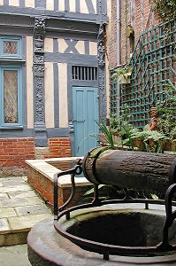 COUR INTERIEURE, GRANDE RUE, BERNAY, EURE (27), NORMANDIE, FRANCE 