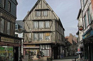 MAISONS NORMANDES A PANS DE BOIS, BERNAY, EURE (27), NORMANDIE, FRANCE 