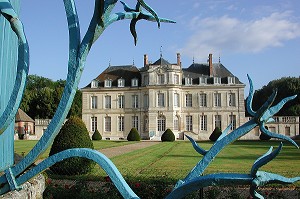 GRILLE ET CHATEAU DU LOGIS D'OMONVILLE, LE NEUBOURG, EURE (27), NORMANDIE, FRANCE 