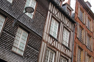 FACADE DE MAISON A PANS DE BOIS, PONT-AUDEMER, LE NEUBOURG, EURE (27), NORMANDIE, FRANCE 