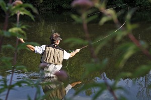 PECHEUR EN ACTION SUR LA RIVIERE L'ITON (GUILLAUME LE GARREC), PARCOURS DE PECHE A LA MOUCHE DU PONT DE LA PHRYGANE, AULNAY-SUR-ITON, EURE (27), NORMANDIE, FRANCE 