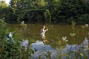 PECHEUR EN ACTION SUR LA RIVIERE L'ITON (GUILLAUME LE GARREC), PARCOURS DE PECHE A LA MOUCHE DU PONT DE LA PHRYGANE, AULNAY-SUR-ITON, EURE (27), NORMANDIE, FRANCE 