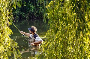 PECHEUR A LA MOUCHE, GUILLAUME LE GARREC SUR LE PARCOURS DU PONT DE LA PHRYGANE, RIVIERE ITON DE PREMIERE CATEGORIE, AULNAY-SUR-ITON, EURE (27), FRANCE 