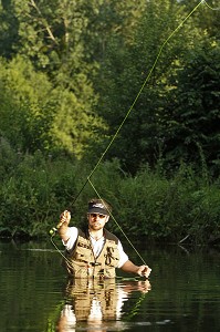 PECHEUR EN ACTION SUR LA RIVIERE L'ITON (GUILLAUME LE GARREC), PARCOURS DE PECHE A LA MOUCHE DU PONT DE LA PHRYGANE, AULNAY-SUR-ITON, EURE (27), NORMANDIE, FRANCE 