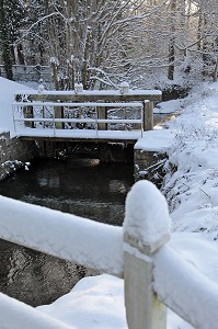 VANNE HYDRAULIQUE DE REGULATION DU DEBIT D'EAU, BORDS DE LA RISLE, PAYSAGE D'HIVER SOUS LA NEIGE, RUGLES (27), EURE, FRANCE 
