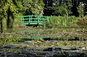 PONT JAPONAIS ET ETANG AUX NYMPHEAS DANS LE JARDIN D'EAU DU PEINTRE IMPRESSIONNISTE CLAUDE MONET, GIVERNY, EURE (27), FRANCE 