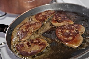 CUISSON DU FOIE GRAS POELE, ATELIER DE CUISINE AVEC LE CHEF ALAIN DEPOIX, MARCHE AUX FOIES GRAS, LE NEUBOURG, EURE (27), FRANCE 