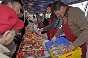 ETALAGE DE PRODUITS FERMIERS (MAGRET DE CANARD, FOIE GRAS...), MARCHE AUX FOIES GRAS, LE NEUBOURG, EURE (27), FRANCE 