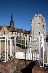 EGLISE ET STELE EN HOMMAGE AUX VICTIMES DE LA SECONDE GUERRE MONDIALE (13 AOUT 1944), CHERONVILLIERS, EURE (27), FRANCE 