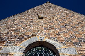 EGLISE EN BRIQUES ROUGES ET PIERRES DE GRISON, CHERONVILLIERS, EURE (27), FRANCE 