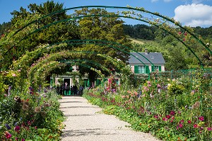 JARDIN DU CLOS NORMAND DE LA MAISON DU PEINTRE IMPRESSIONNISTE CLAUDE MONET, GIVERNY, EURE (27), NORMANDIE, FRANCE 