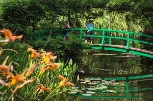 JARDIN D'EAU ET SES NYMPHEAS (NENUPHARS SUR L'ETANG), MAISON DU PEINTRE IMPRESSIONNISTE CLAUDE MONET, GIVERNY, EURE (27), NORMANDIE, FRANCE 