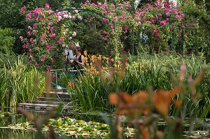JARDIN D'EAU ET SES NYMPHEAS (NENUPHARS SUR L'ETANG), MAISON DU PEINTRE IMPRESSIONNISTE CLAUDE MONET, GIVERNY, EURE (27), NORMANDIE, FRANCE 