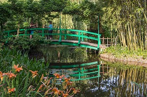 JARDIN D'EAU ET SES NYMPHEAS (NENUPHARS SUR L'ETANG), MAISON DU PEINTRE IMPRESSIONNISTE CLAUDE MONET, GIVERNY, EURE (27), NORMANDIE, FRANCE 