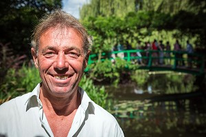 PORTRAIT DU JARDINIER CHEF JAMES PRIEST DEVANT LE JARDIN D'EAU, MAISON DU PEINTRE IMPRESSIONNISTE CLAUDE MONET, GIVERNY, EURE (27), NORMANDIE, FRANCE 