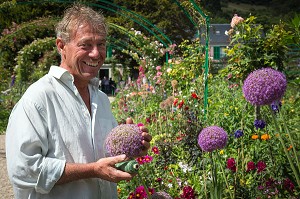 PORTRAIT DU JARDINIER CHEF JAMES PRIEST DEVANT LE JARDIN DU CLOS NORMAND, MAISON DU PEINTRE IMPRESSIONNISTE CLAUDE MONET, GIVERNY, EURE (27), NORMANDIE, FRANCE 