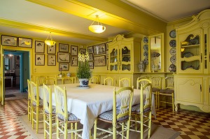LA SALLE A MANGER JAUNE ET LES ESTAMPES JAPONAISES, MAISON DU PEINTRE IMPRESSIONNISTE CLAUDE MONET, GIVERNY, EURE (27), NORMANDIE, FRANCE 