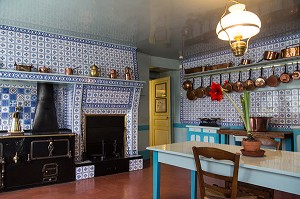 LA CUISINE AU CARREAUX BLEUS DE ROUEN, MAISON DU PEINTRE IMPRESSIONNISTE CLAUDE MONET, GIVERNY, EURE (27), NORMANDIE, FRANCE 