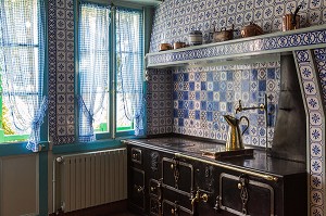 LA CUISINE AU CARREAUX BLEUS DE ROUEN ET SA CUISINIERE AUX MULTIPLES FOURNEAUX, MAISON DU PEINTRE IMPRESSIONNISTE CLAUDE MONET, GIVERNY, EURE (27), NORMANDIE, FRANCE 