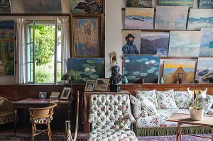 LE SALON-ATELIER ET SES PEINTURES, MAISON DU PEINTRE IMPRESSIONNISTE CLAUDE MONET, GIVERNY, EURE (27), NORMANDIE, FRANCE 
