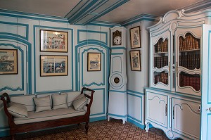 LE SALON BLEU ET SES ESTAMPES JAPONAISES, MAISON DU PEINTRE IMPRESSIONNISTE CLAUDE MONET, GIVERNY, EURE (27), NORMANDIE, FRANCE 