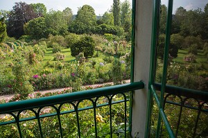 VUE DE LA CHAMBRE DU PEINTRE SUR LE JARDIN DU CLOS NORMAND, MAISON DU PEINTRE IMPRESSIONNISTE CLAUDE MONET, GIVERNY, EURE (27), NORMANDIE, FRANCE 