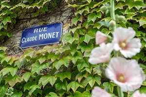 RUE CLAUDE MONET DANS LA RUE PRINCIPALE (VIGNE VIERGE), GIVERNY, EURE (27), NORMANDIE, FRANCE 