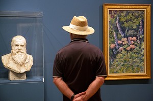 BUSTE DE PAUL PAULIN PAR CLAUDE MONET ET TABLEAU 'LUPINS ET PAVOTS' DE BLANCHE HOSCHEDE-MONET (FILLE DE MONET), EXPOSITION PERMANENTE, MUSEE DES IMPRESSIONNISMES, GIVERNY, EURE (27), NORMANDIE, FRANCE 