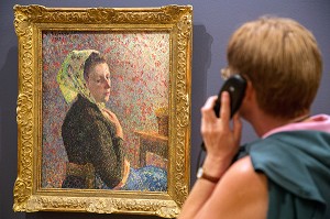 FEMME AU FICHU VERT DU PEINTRE CAMILLE PISSARRO, EXPOSITION 'L'IMPRESSIONNISME ET LES AMERICAINS', MUSEE DES IMPRESSIONNISMES, GIVERNY, EURE (27), NORMANDIE, FRANCE 