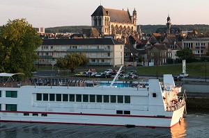 BATEAU DE CROISIERE 'VIKING RIVER CRUISES' SUR LA SEINE DEVANT LA VILLE DE VERNON, EURE (27), NORMANDIE, FRANCE 