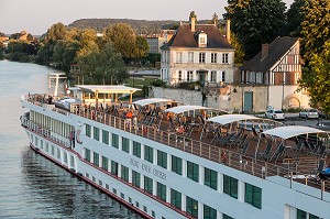 BATEAU DE CROISIERE 'VIKING RIVER CRUISES' SUR LA SEINE DEVANT LA VILLE DE VERNON, EURE (27), NORMANDIE, FRANCE 