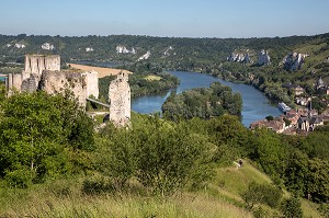 LA SEINE ET LE VILLAGE DU PETIT-ANDELY, FORTERESSE MEDIEVALE DE CHATEAU GAILLARD EDIFIE PAR LE ROI D'ANGLETERRE RICHARD COEUR DE LION EN 1198, LES ANDELYS, EURE (27), NORMANDIE, FRANCE 
