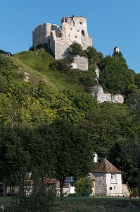 VILLAGE DU PETIT-ANDELY ET LA FORTERESSE MEDIEVALE DE CHATEAU GAILLARD EDIFIE PAR LE ROI D'ANGLETERRE RICHARD COEUR DE LION EN 1198, LES ANDELYS, EURE (27), NORMANDIE, FRANCE 