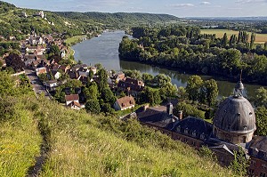 LE PANORAMA DU MONT PIVIN SUR LE GR2 AVEC LA SEINE, LE VILLAGE DU PETIT ANDELY ET CHATEAU GAILLARD, LES ANDELYS, EURE (27), NORMANDIE, FRANCE 