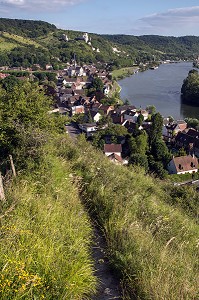 LE PANORAMA DU MONT PIVIN SUR LE GR2 AVEC LA SEINE, LE VILLAGE DU PETIT ANDELY ET CHATEAU GAILLARD, LES ANDELYS, EURE (27), NORMANDIE, FRANCE 