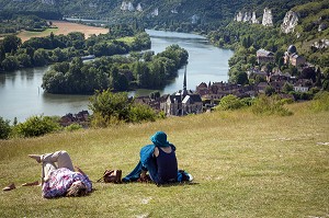 PANORAMA DU CHATEAU GAILLARD SUR LA SEINE, LA FALAISES DE CRAIE BLANCHE ET LE VILLAGE DU PETIT ANDELY, LES ANDELYS, EURE (27), NORMANDIE, FRANCE 