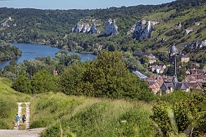 PANORAMA DU CHATEAU GAILLARD SUR LA SEINE, LA FALAISES DE CRAIE BLANCHE ET LE VILLAGE DU PETIT ANDELY, LES ANDELYS, EURE (27), NORMANDIE, FRANCE 