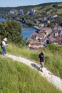 PANORAMA DU CHATEAU GAILLARD SUR LA SEINE, LA FALAISES DE CRAIE BLANCHE ET LE VILLAGE DU PETIT ANDELY, LES ANDELYS, EURE (27), NORMANDIE, FRANCE 