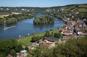 PANORAMA DU CHATEAU GAILLARD SUR LA SEINE, LA FALAISES DE CRAIE BLANCHE ET LE VILLAGE DU PETIT ANDELY, LES ANDELYS, EURE (27), NORMANDIE, FRANCE 