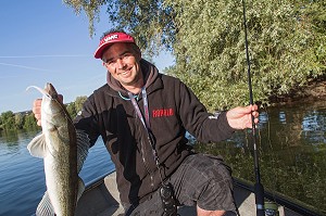 PORTAIT DE NICOLAS DOUDEUIL, PECHEUR AVEC UN SANDRE SUR LA SEINE, PECHE DECOUVERTE AUX CARNASSIERS NO KILL, LES ANDELYS, EURE (27), NORMANDIE, FRANCE 