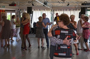 DANSE DU JEUDI APRES-MIDI SUR UN AIR DE MUSETTE AVEC LES PERSONNES DU TROISIEME AGE, GINGUETTE DES ECLUSES, AMFREVILLE-SOUS-LES-MONTS, EURE (27), NORMANDIE, FRANCE 