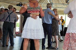 DANSE DU JEUDI APRES-MIDI SUR UN AIR DE MUSETTE AVEC LES PERSONNES DU TROISIEME AGE, GINGUETTE DES ECLUSES, AMFREVILLE-SOUS-LES-MONTS, EURE (27), NORMANDIE, FRANCE 